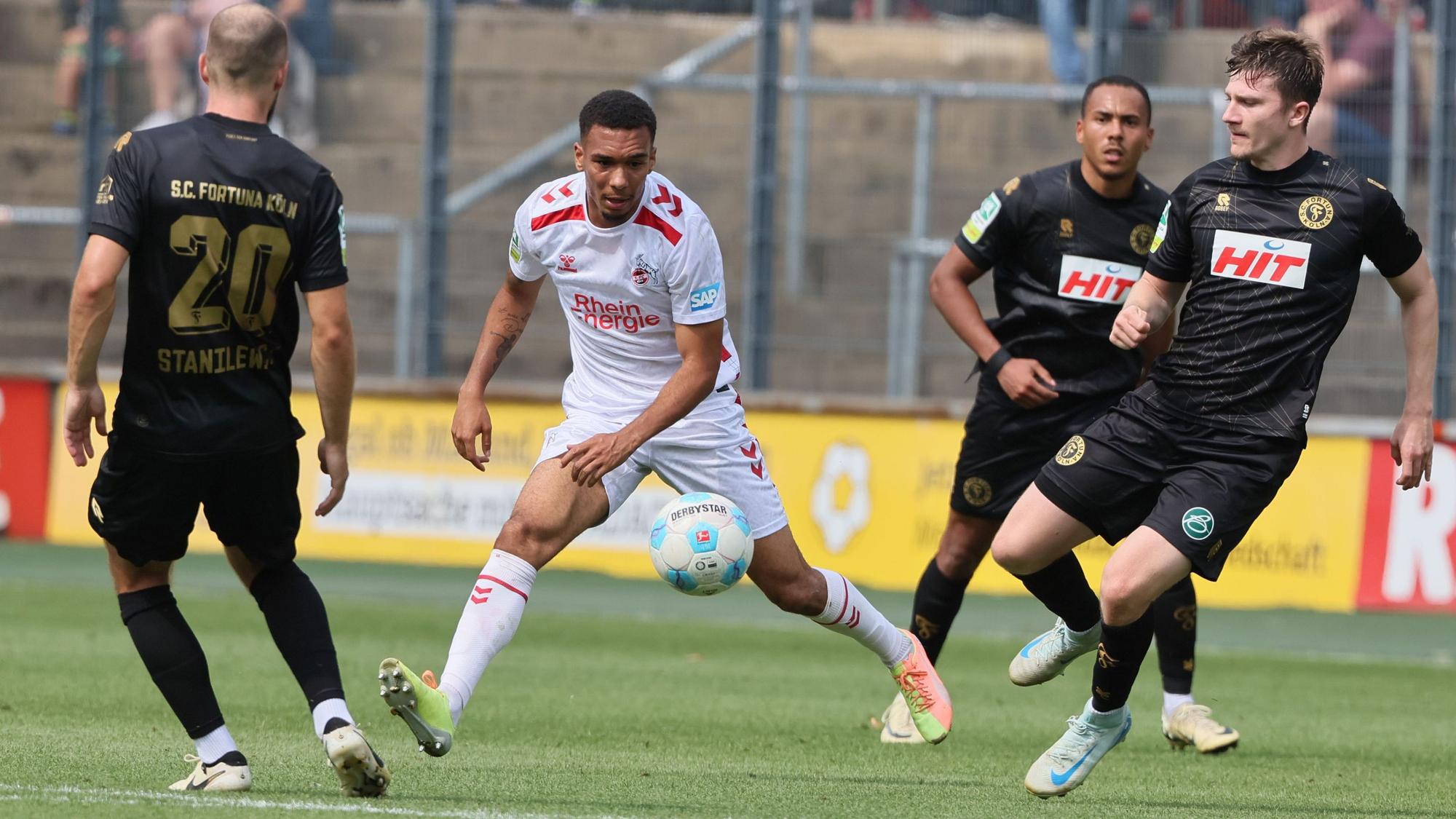 1. FC Köln Amateure (U23) vs. Fortuna Köln, Regionalliga West, Saison 2024/25, Mitte von links: Oliver Issa Schmitt (1. FC Köln), Marvin Mika (Fortuna)18.05.2024, Bild: Herbert Bucco