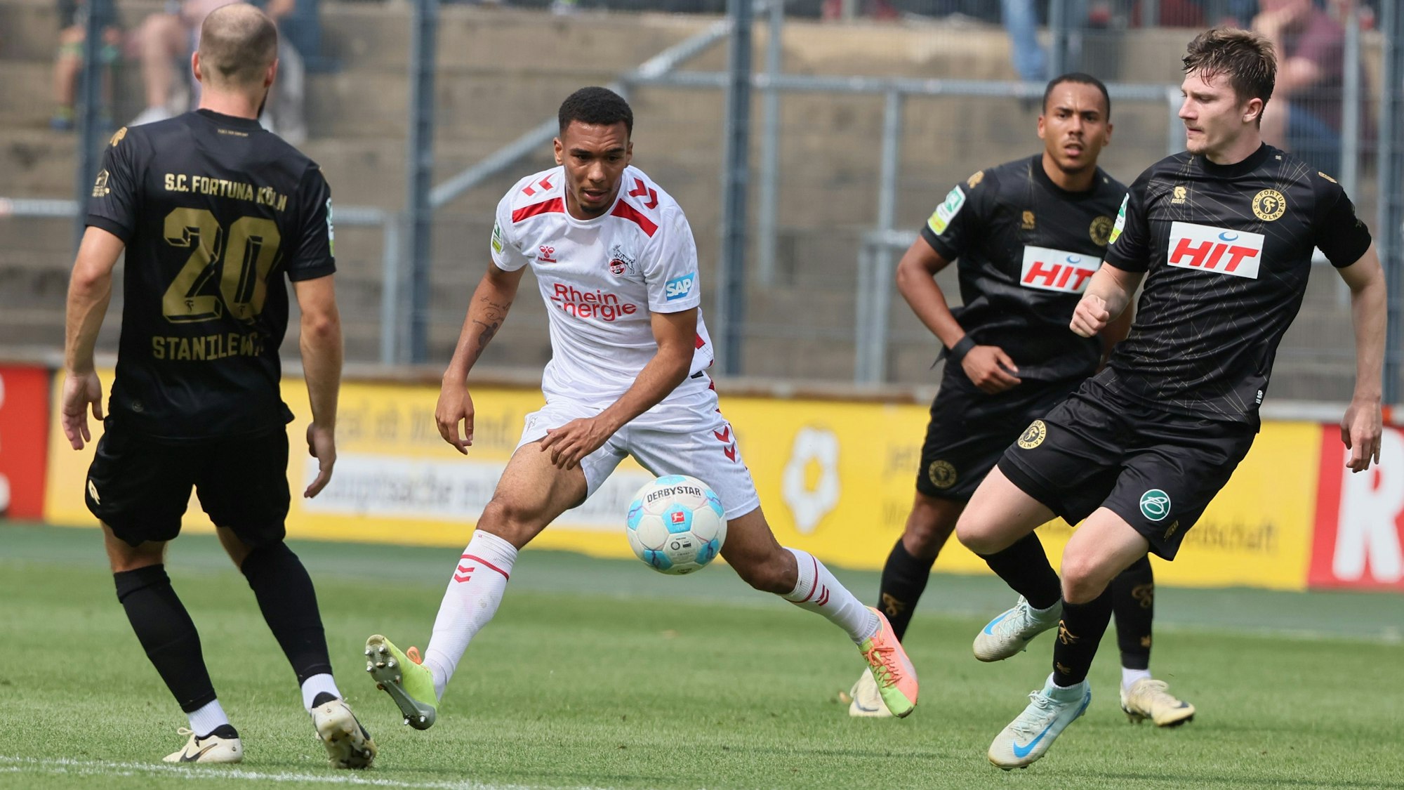 1. FC Köln Amateure (U23) vs. Fortuna Köln, Regionalliga West, Saison 2024/25, Mitte von links: Oliver Issa Schmitt (1. FC Köln), Marvin Mika (Fortuna)18.05.2024, Bild: Herbert Bucco