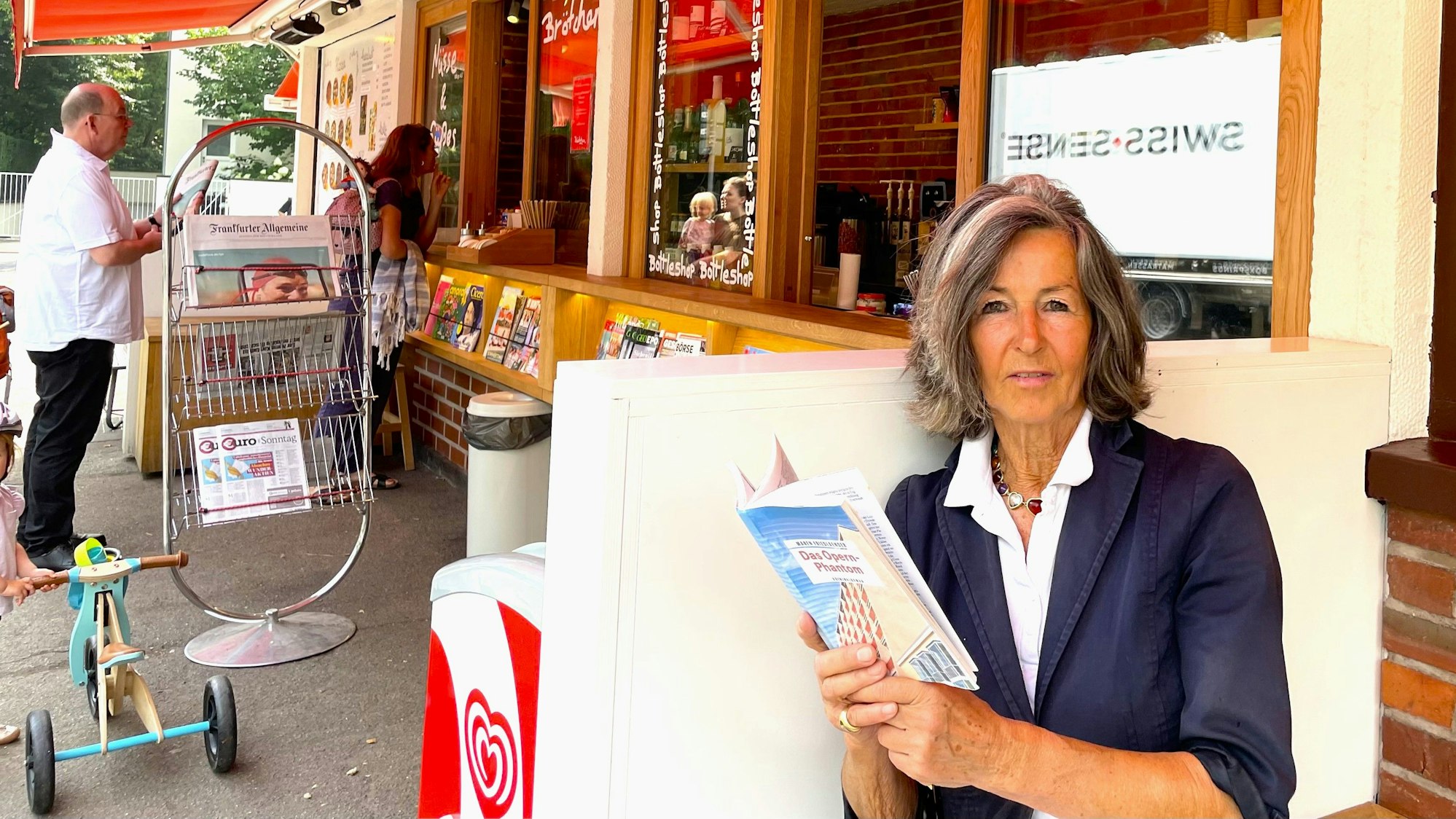 Krimiautorin Maren Friedlaender sitzt am Büdchen in der Marienburg, hier treffen sich immer die beiden Kommissare um den Stand der Mordermittlungen zu besprechen