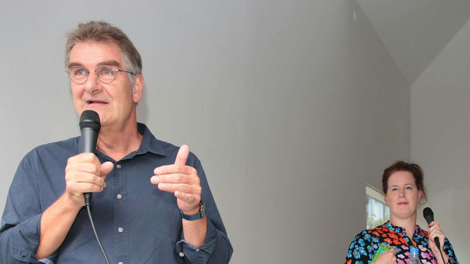 Autor Jürgen Wiebicke und die Journalistin Sarah Brasack beim Gespräch vor Publikum am Haus der Architektur