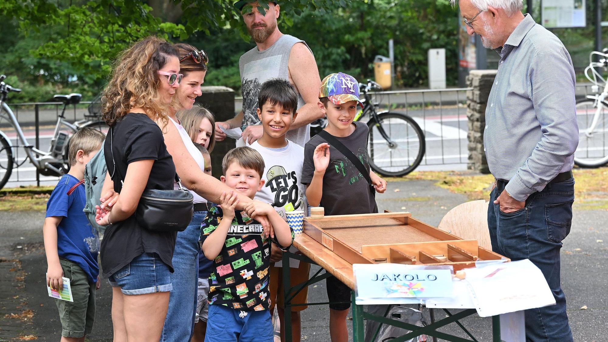 Kinder stehen an einer Spielestation des Heidkamper Spielefestes.