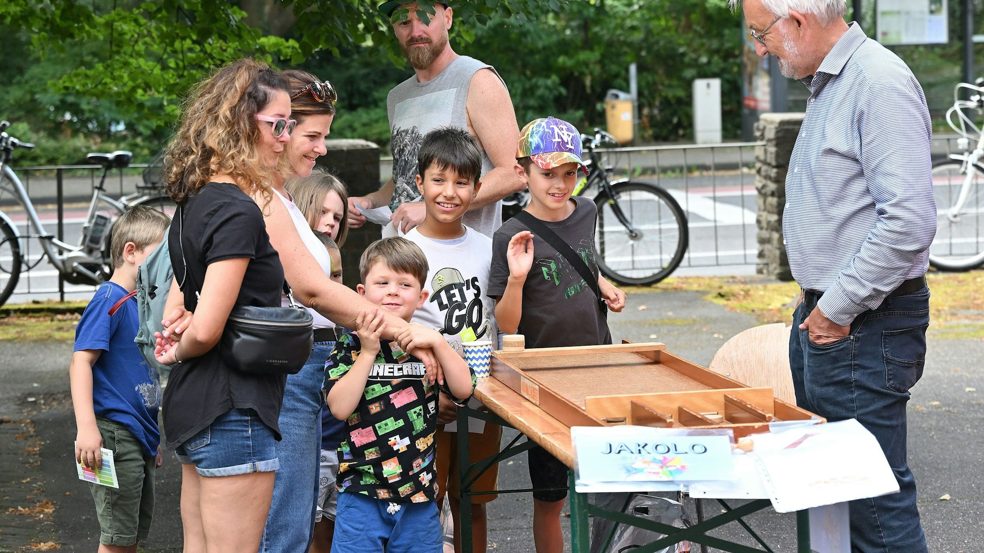 Kinder stehen an einer Spielestation des Heidkamper Spielefestes.