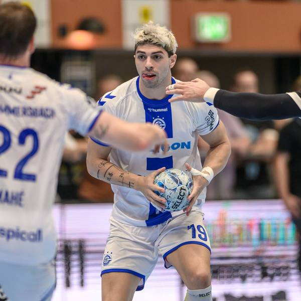 Giorgi Tskhovrebadze bereitet mit dem Ball in beiden Händen einen Angriff vor.