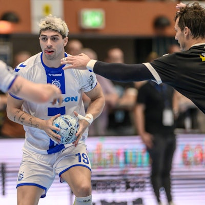 VfL-Handballer Giorgi Tskhovrebadze in einer Spielsituation.
