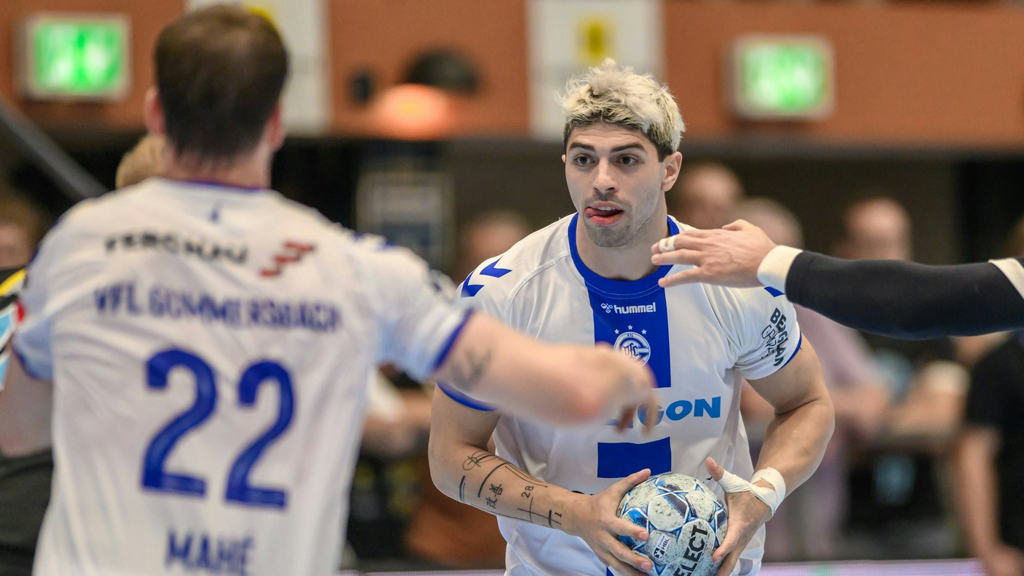 VfL-Handballer Giorgi Tskhovrebadze in einer Spielsituation.