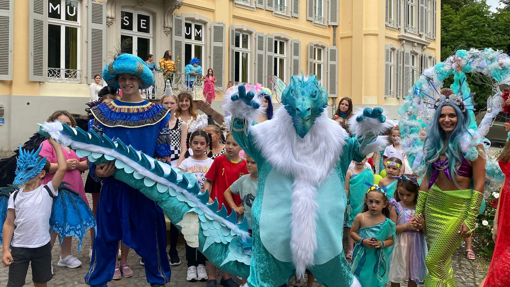 Fantasievoll Kostümierte vor dem Schloss Morsbroich