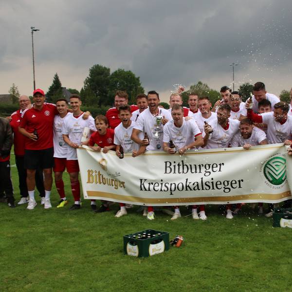 Spieler des TuS Zülpich bejubeln den Pokalsieg 2024.