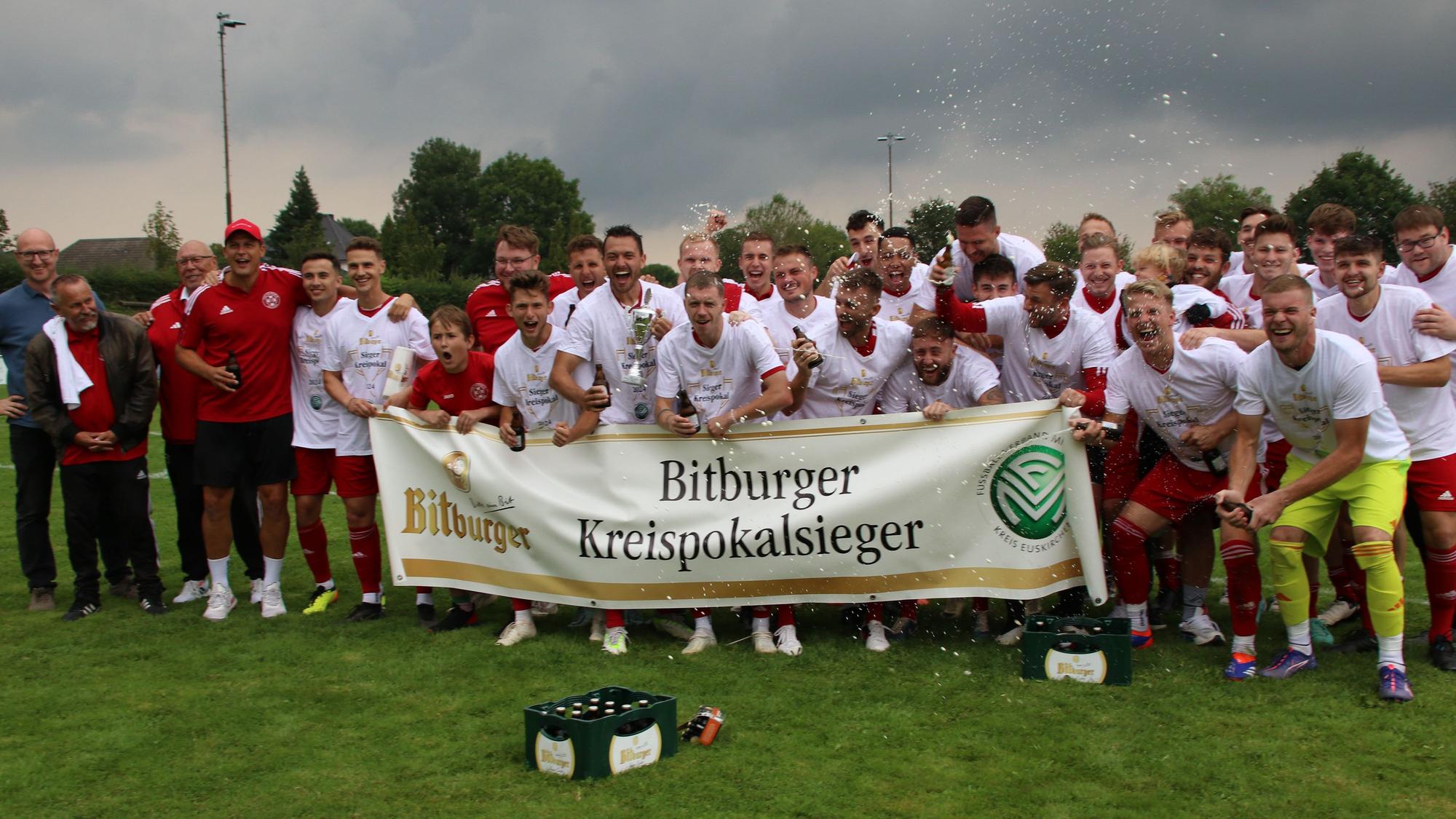 Spieler des TuS Zülpich bejubeln den Pokalsieg 2024.