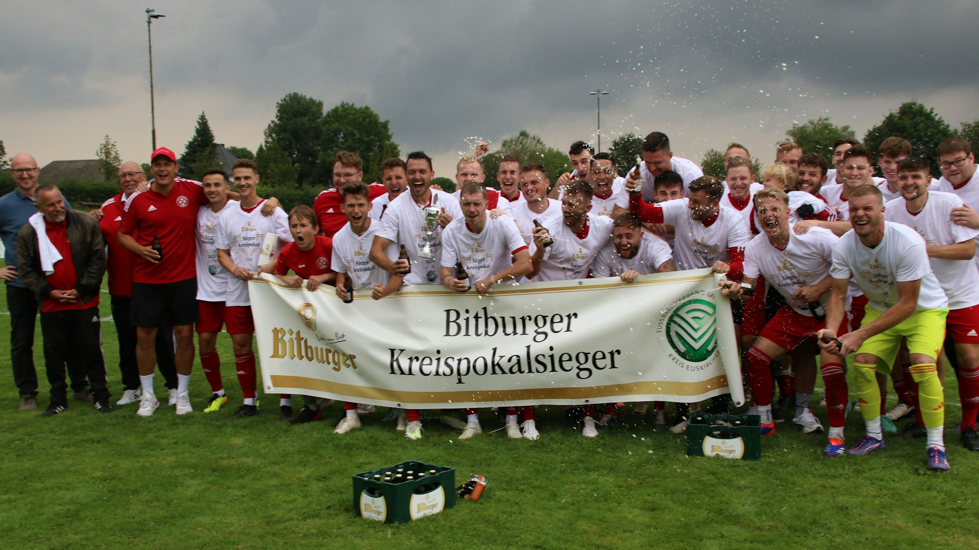 Spieler des TuS Zülpich bejubeln den Pokalsieg 2024.