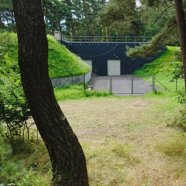 Der Trinkwasser-Hochbehälter in Mechernich liegt im Wald zwischen Bergwerksmuseum, Bleiberg-Kaserne und dem Ort Bergheim.