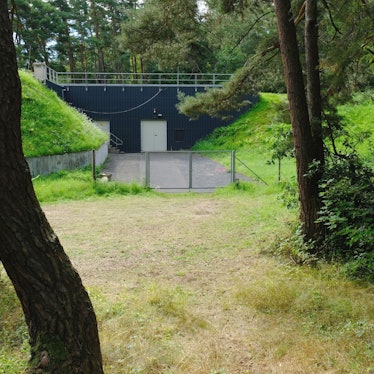 Der Trinkwasser-Hochbehälter in Mechernich liegt im Wald zwischen Bergwerksmuseum, Bleiberg-Kaserne und dem Ort Bergheim.
