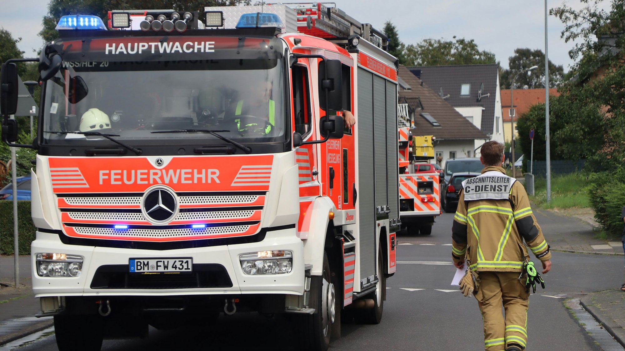 Die Feuerwehr war mit Einsatzkräften der hauptamtlichen Wache und der freiwilligen Feuerwehr Wesseling am Einsatzort.