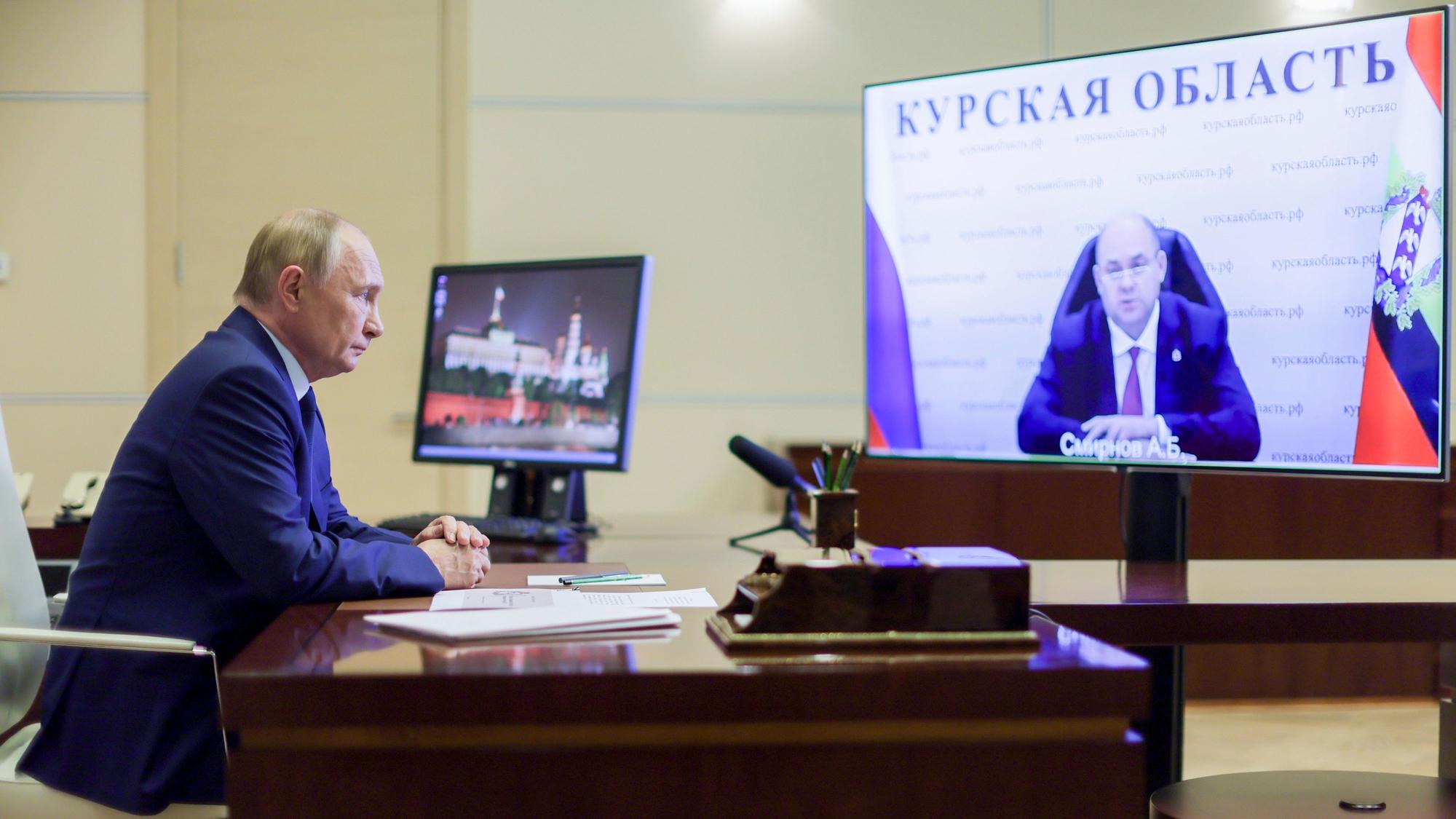 Nicht alle Themen sollen auf den Tisch: Staatschef Wladimir Putin in einer Videokonferenz mit seinem für Kursk regional zuständigen Gouverneur Alexej Smirnow.