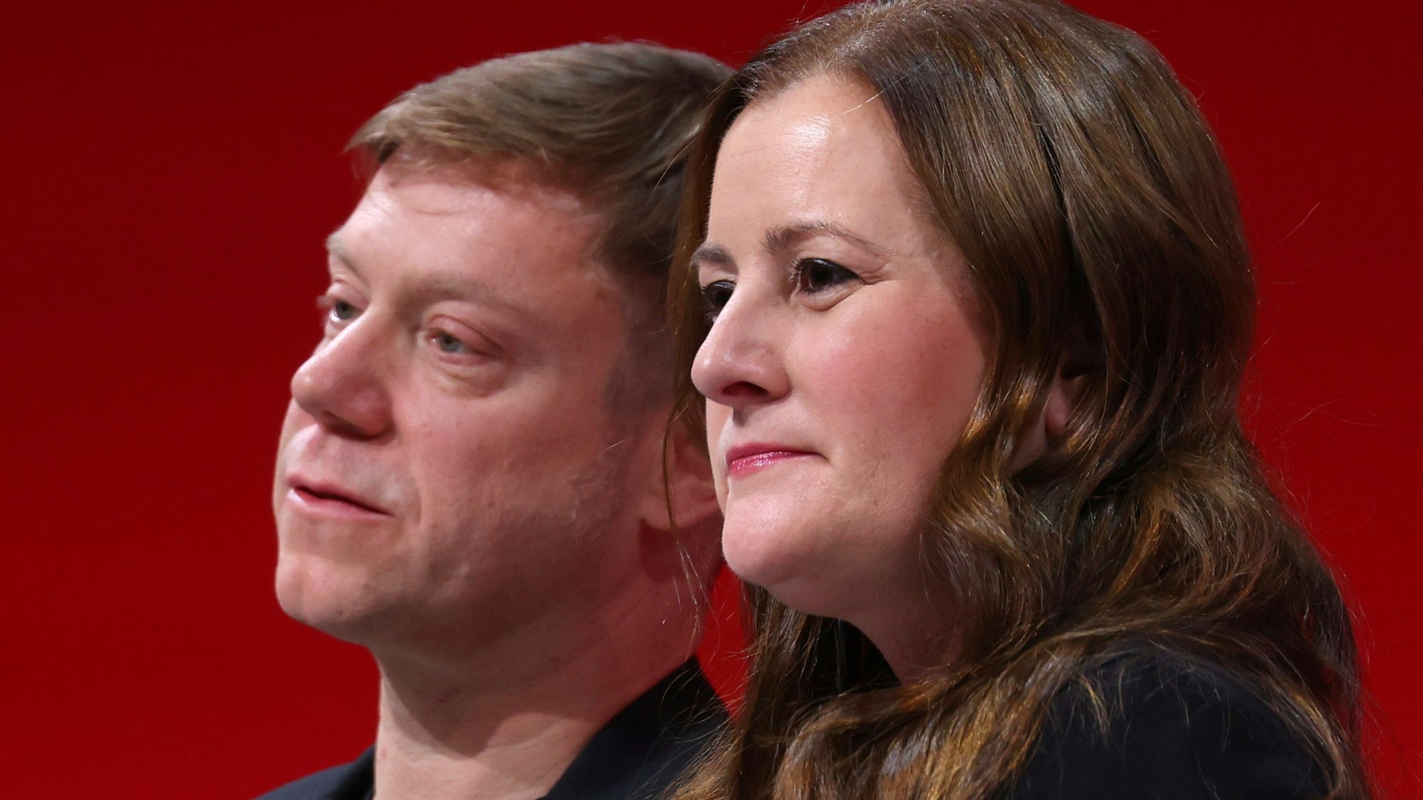 Martin Schirdewan (l) und Janine Wissler, Vorsitzende der Partei Die Linke, stehen beim Parteitag auf der Bühne.