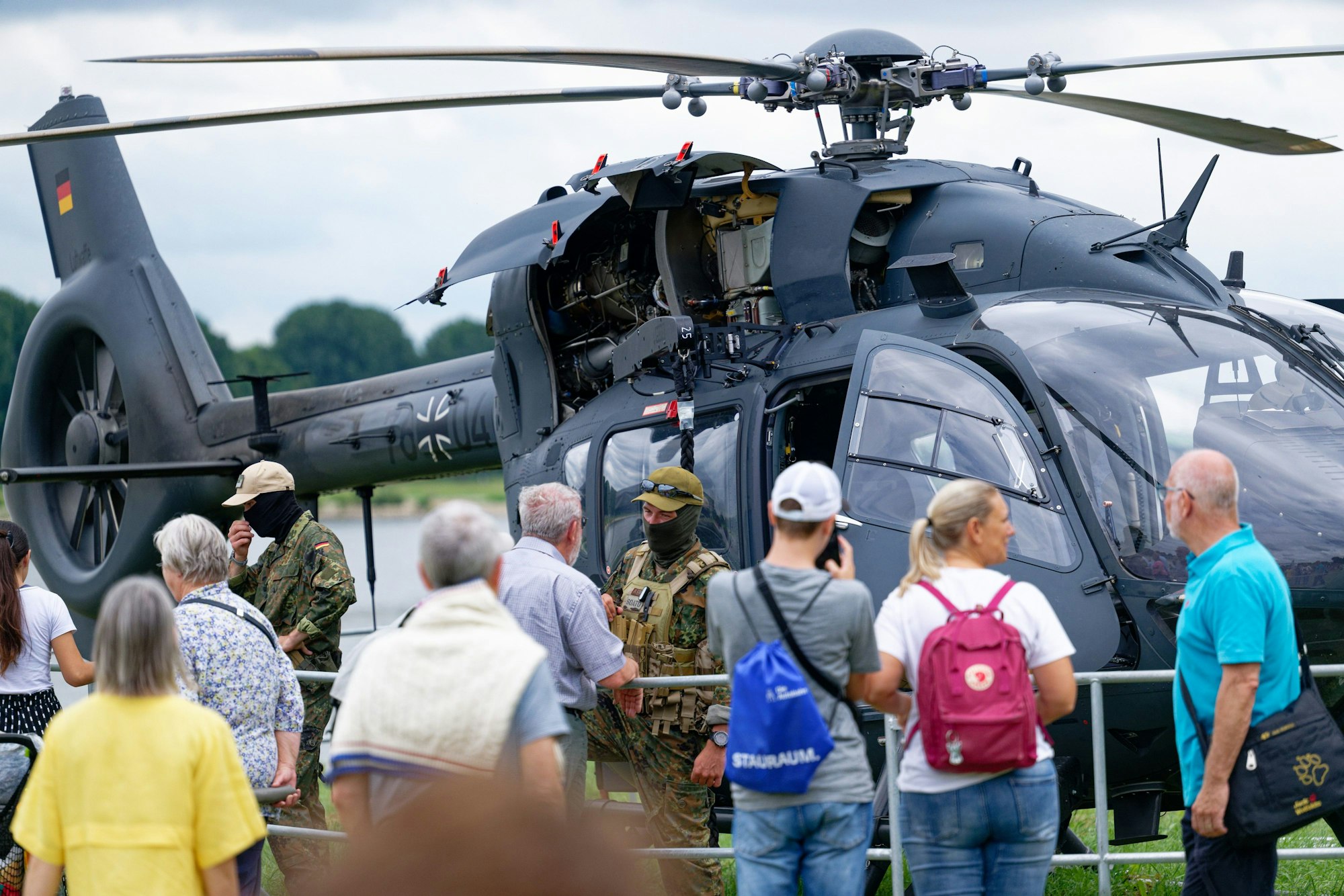 Besucher betrachten beim Nordrhein-Westfalen-Tag einen Hubschrauber der Spezialkräfte der Luftwaffe.