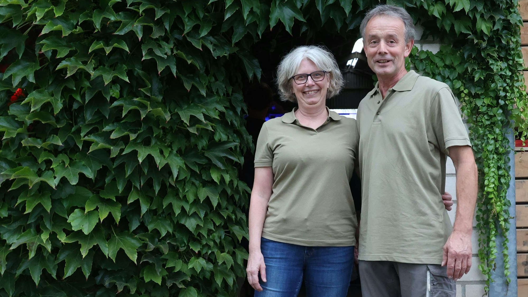 Das Ehepaar Sesterhenn vor dem kleinen Eingang der Scheune