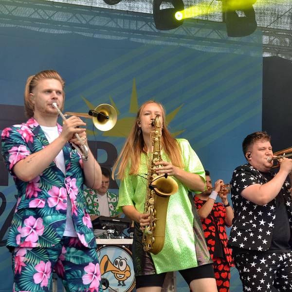 Drei Musiker der Bonner Brass-Band "Druckluft" spielen Trompete, Sacofon und Posaune beim Auftritt am Firmenicher Zikkurat.
