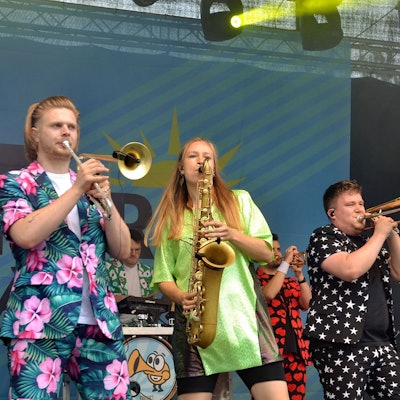 Drei Musiker der Bonner Brass-Band "Druckluft" spielen Trompete, Sacofon und Posaune beim Auftritt am Firmenicher Zikkurat.