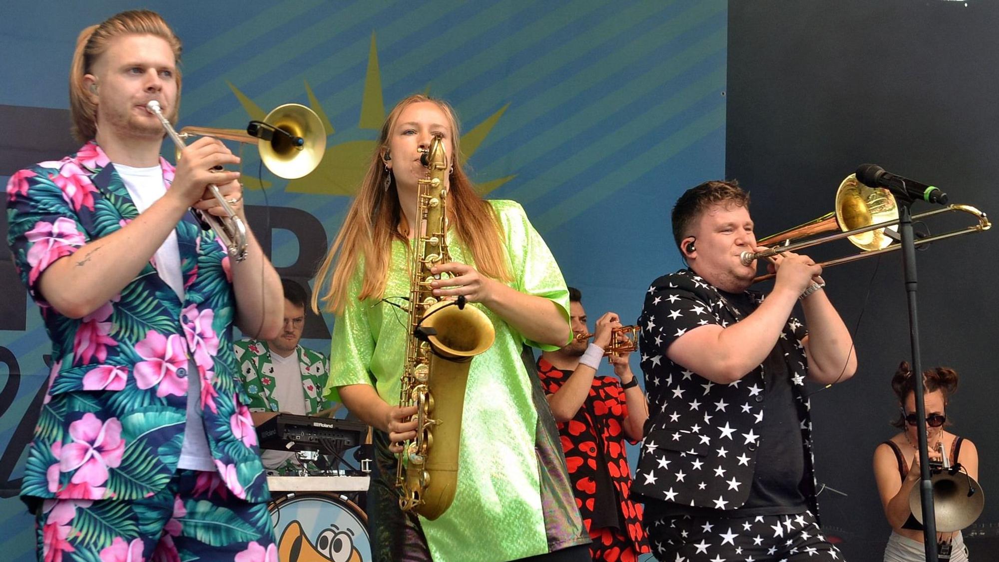 Drei Musiker der Bonner Brass-Band "Druckluft" spielen Trompete, Sacofon und Posaune beim Auftritt am Firmenicher Zikkurat.