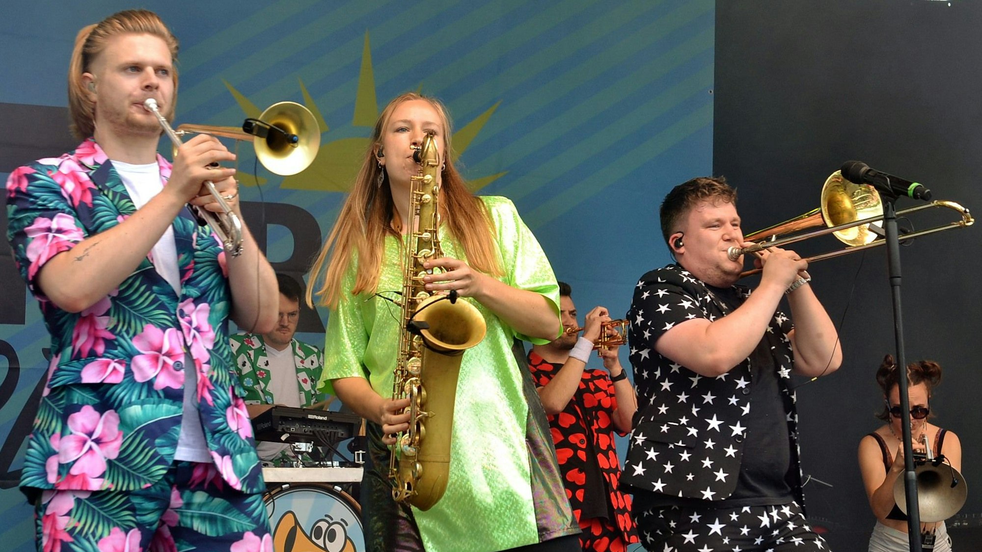 Drei Musiker der Bonner Brass-Band "Druckluft" spielen Trompete, Sacofon und Posaune beim Auftritt am Firmenicher Zikkurat.