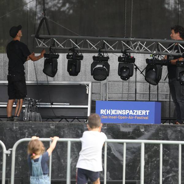 Eine leere Bühne, davor Kinder am Absperrgitter