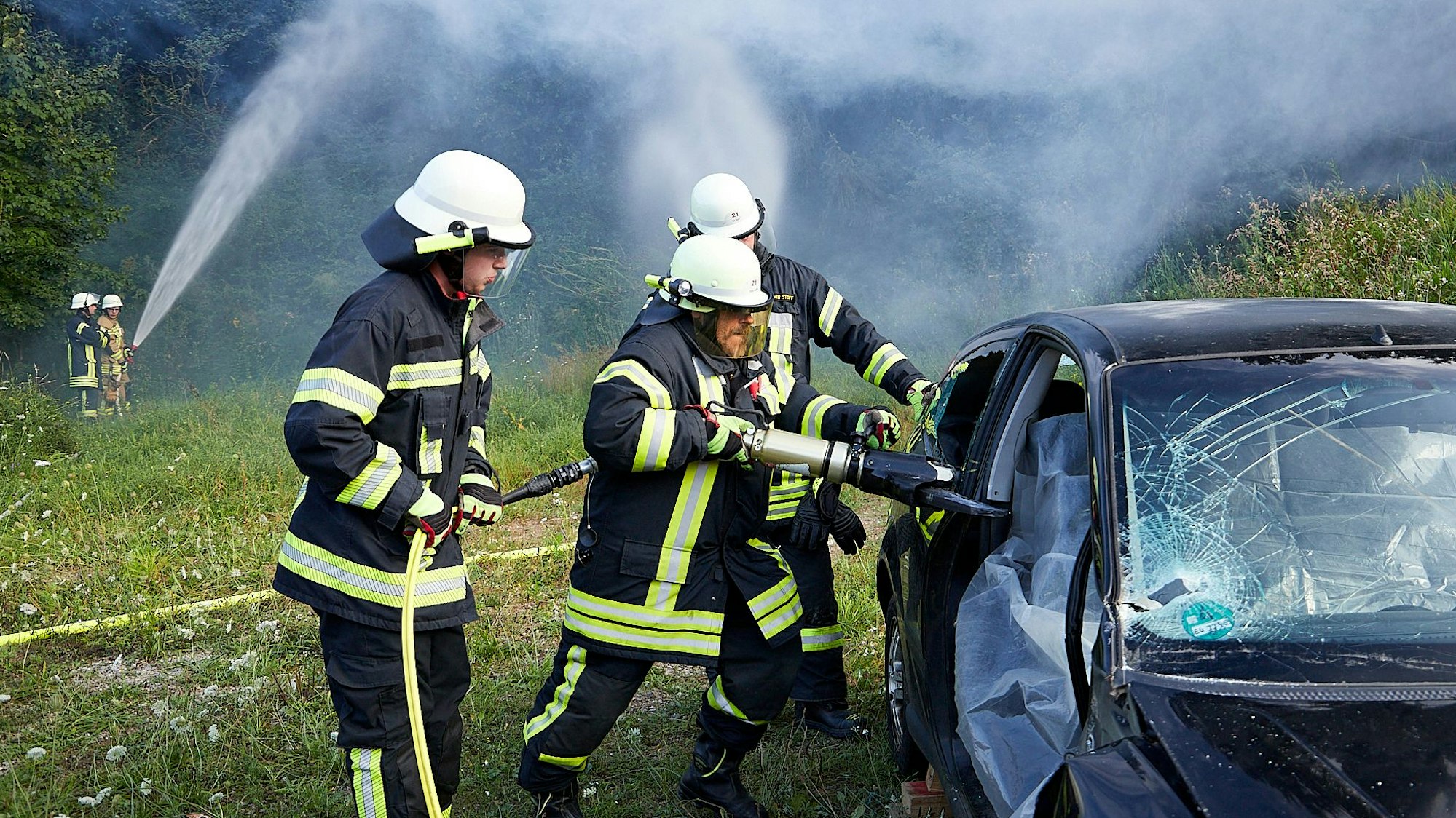 Schwerer Verkehrsunfall mit eingeklemmten Personen und ein Waldbrand: Einsatzkräfte der Feuerwehr Schleiden bei einer Großübung.