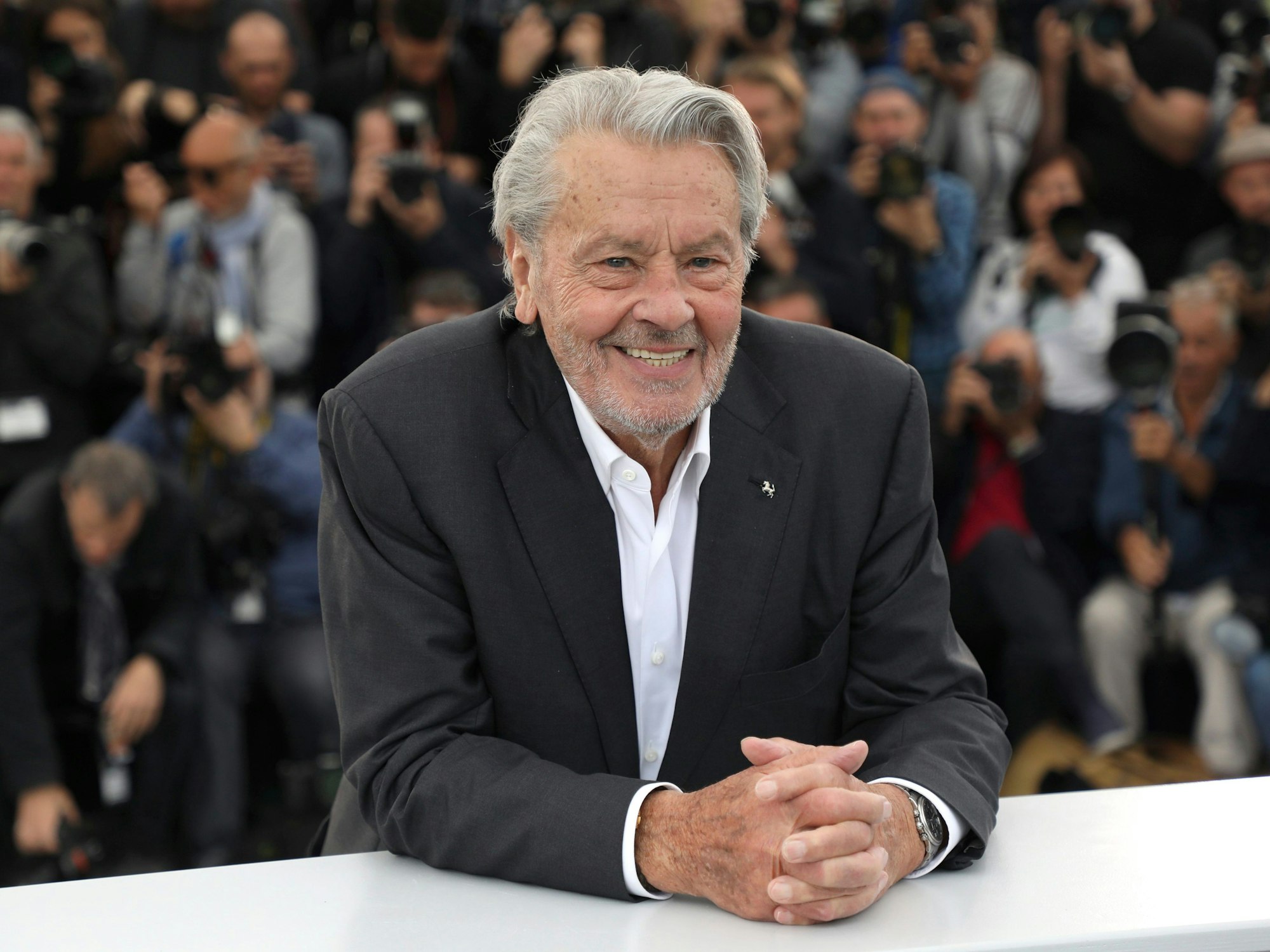 Alain Delon posiert für die Fotografen beim Festival von Cannes