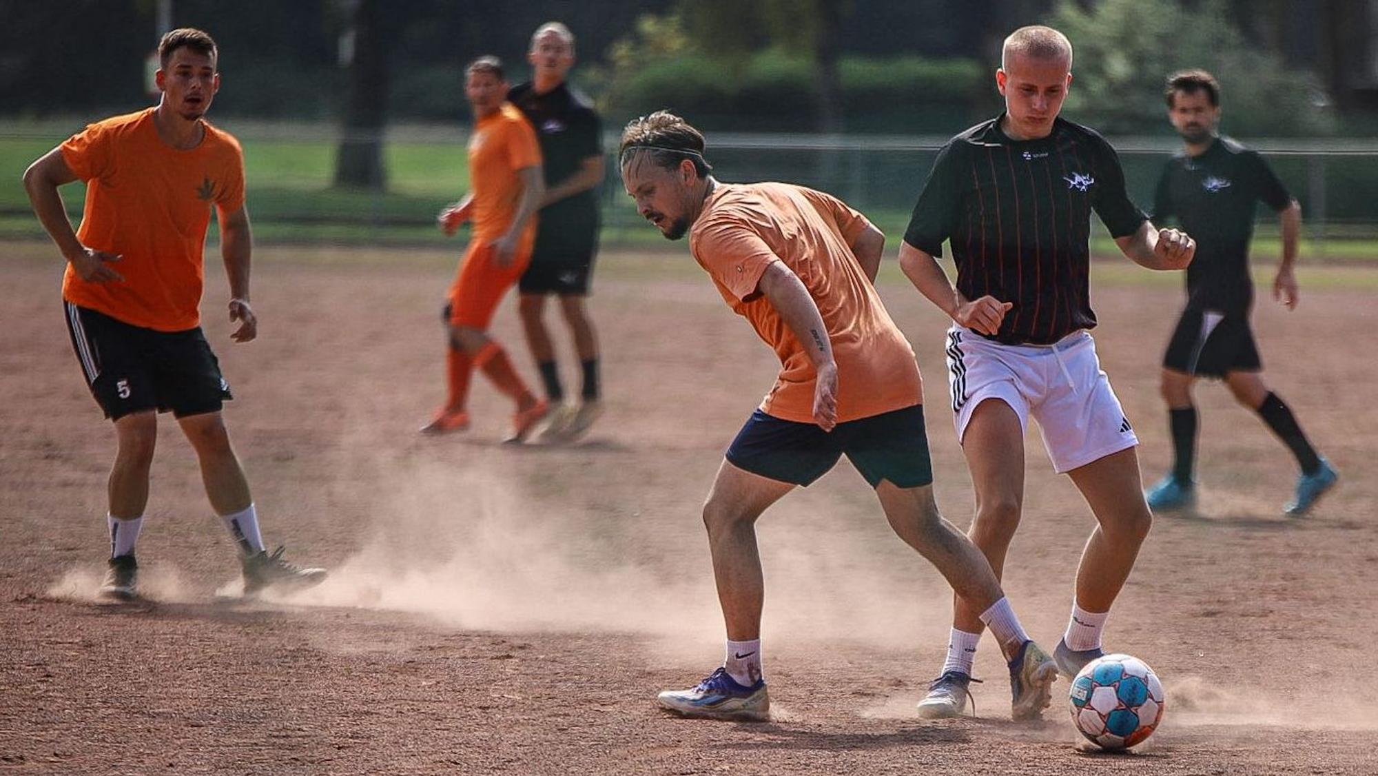 Hobby-Fußballer auf dem Sportplatz Birkenberg beim Chinandega-Cup 2024