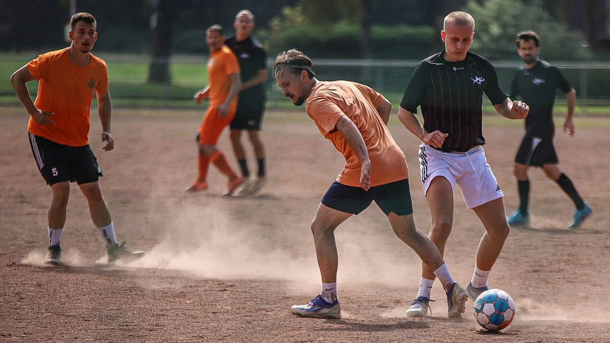 Hobby-Fußballer auf dem Sportplatz Birkenberg beim Chinandega-Cup 2024