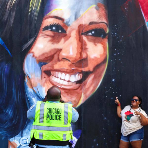 An einer Hauswand in Chicago thront ein riesiges Porträt der Kandidatin der Demokraten, Kamala Harris.