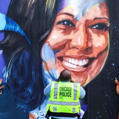 An einer Hauswand in Chicago thront ein riesiges Porträt der Kandidatin der Demokraten, Kamala Harris.