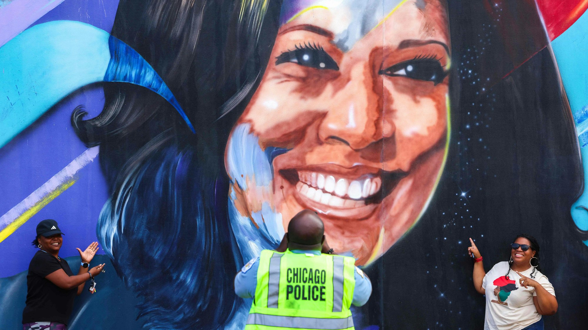 An einer Hauswand in Chicago thront ein riesiges Porträt der Kandidatin der Demokraten, Kamala Harris.