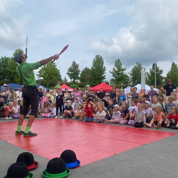 „Levspielt³“ vor zwei Jahren: Clown Tobi vom Zirkustheater Standart begeisterte die Kinder im Neulandpark.