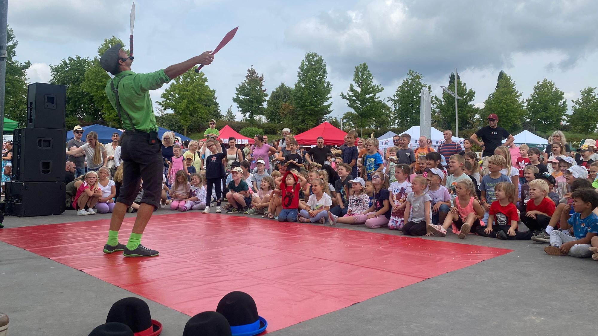 „Levspielt³“ vor zwei Jahren: Clown Tobi vom Zirkustheater Standart begeisterte die Kinder im Neulandpark.