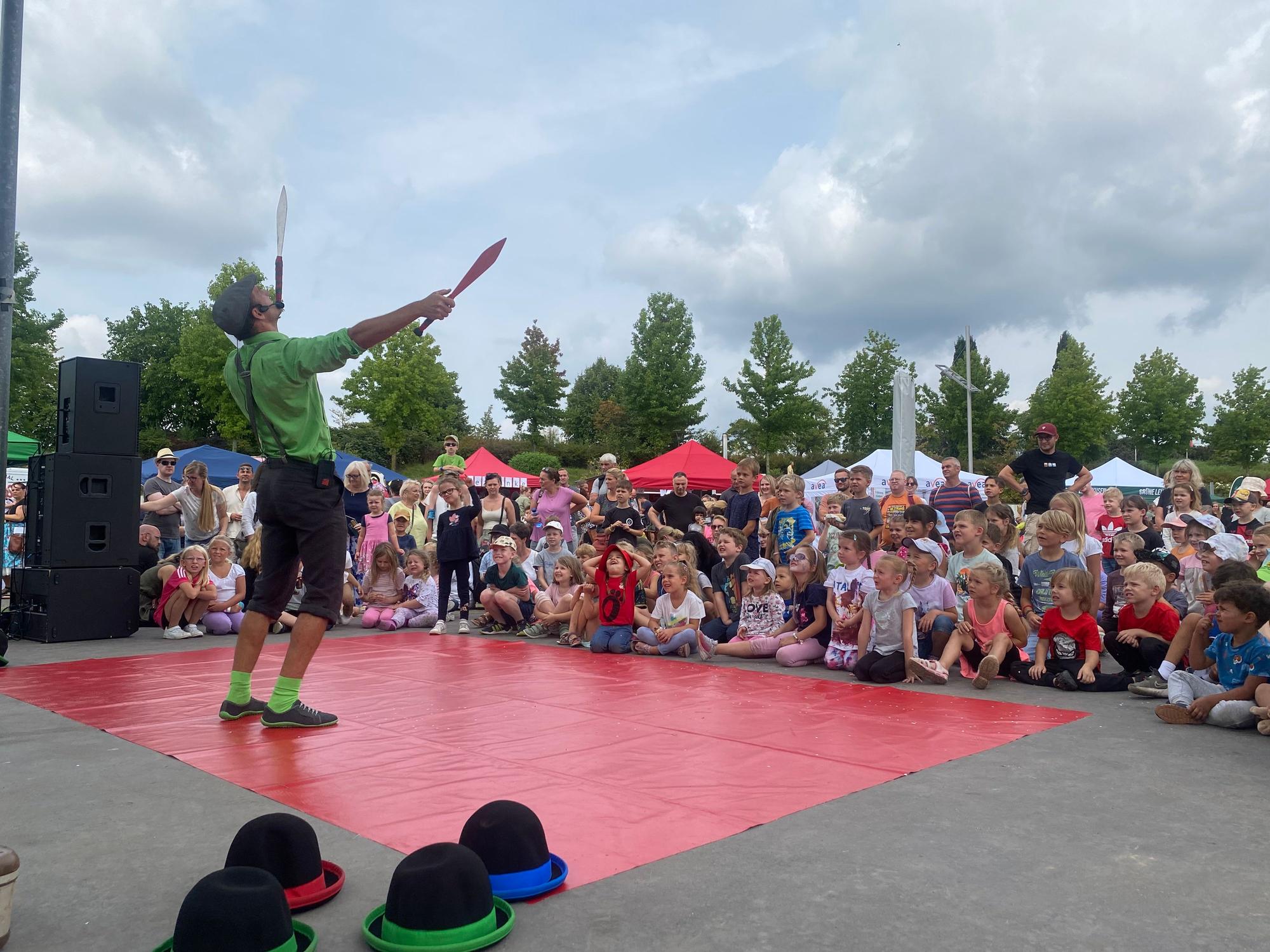 Schon einmal vormerken können Familien sich Sonntag, 24. August. An drei Standorten (Neulandpark, Naturgut Ophoven und Wildpark Reuschenberg) ist das Kinderfest „LevSpielt³“ der Stadt geplant.