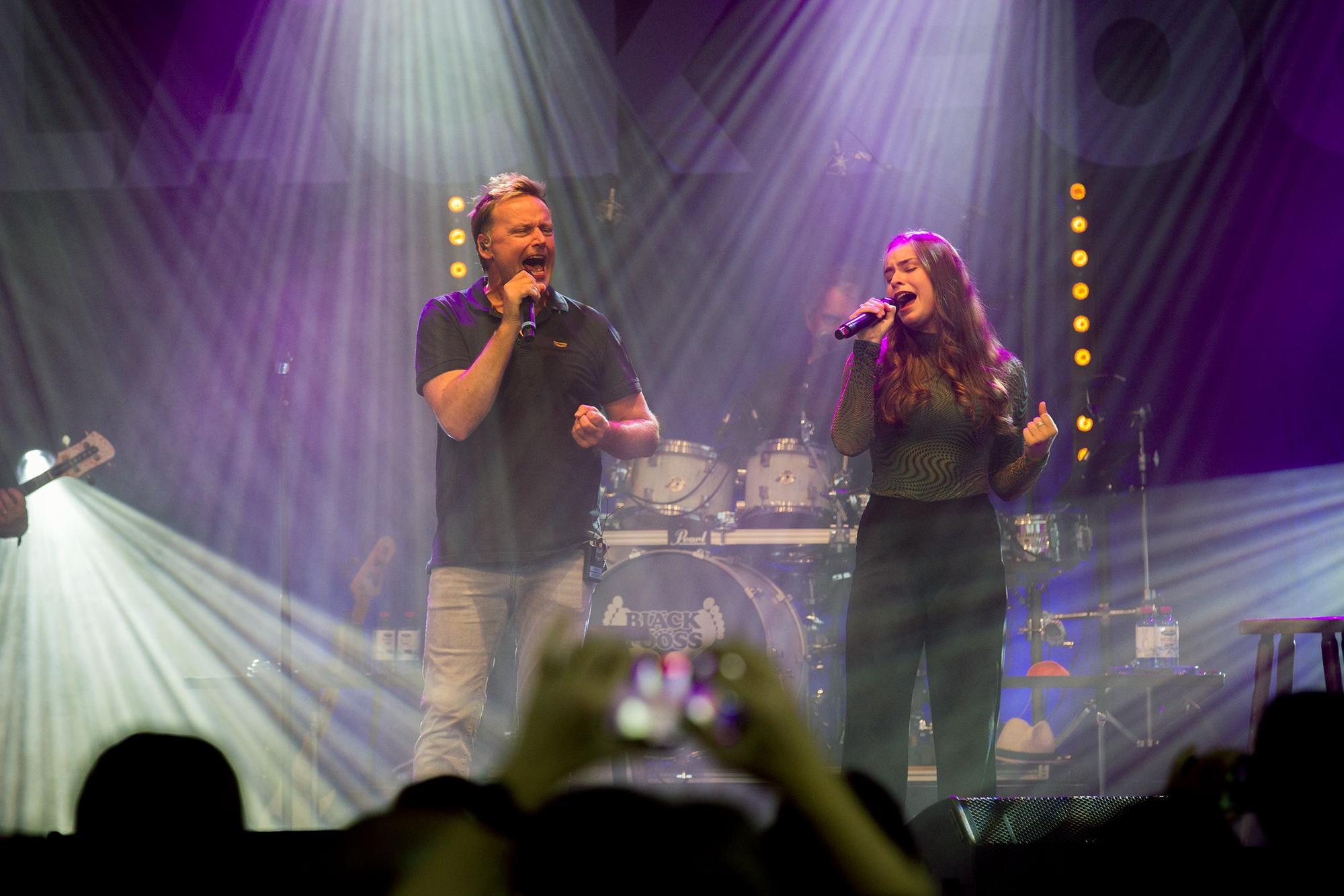 Gastsängerin Luisa Bäumer singt gemeinsam mit ihrem Vater Mirko Bäumer beim Bläck-Fööss-Konzert im Tanzbrunnen.
