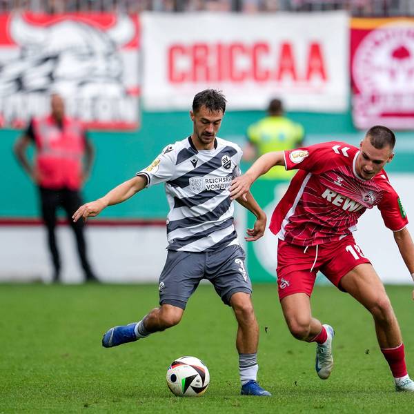 Tim Lemperle (r.) vom 1. FC Köln kämpft mit Sandhausens Christoph Ehlich um den Ball.