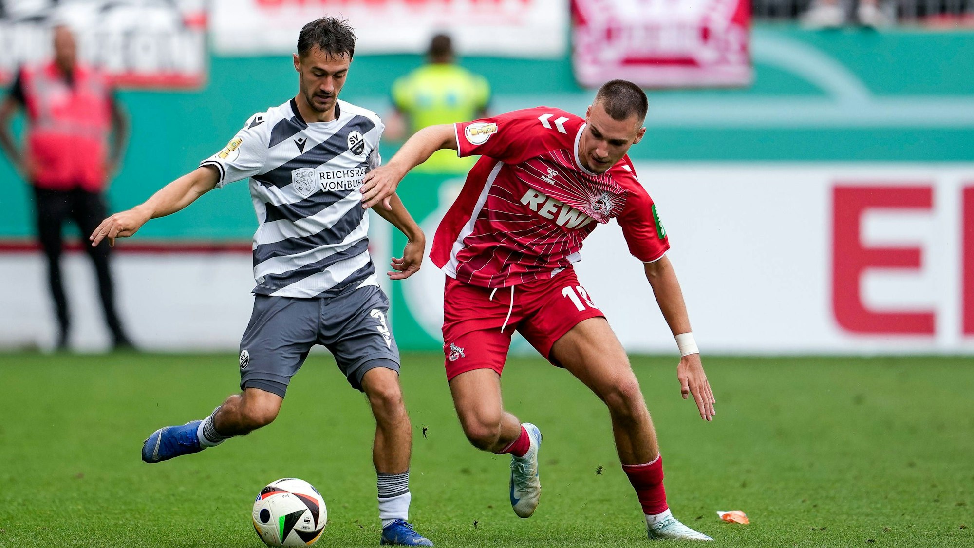 Tim Lemperle (r.) vom 1. FC Köln kämpft mit Sandhausens Christoph Ehlich um den Ball.