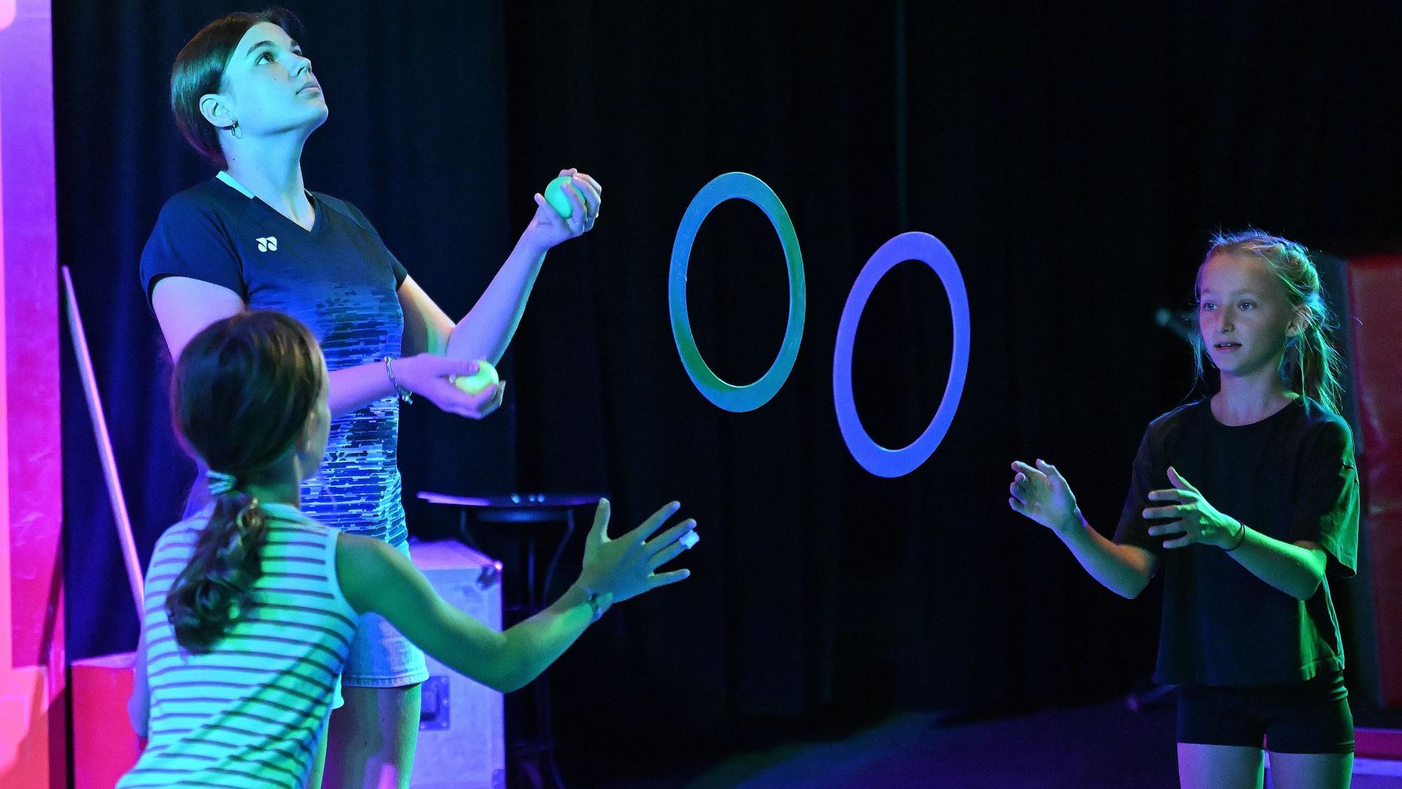 Generalprobe Zirkus-Projekt mit 120 Kindern und Jugendlichen im Zirkus Zappzarap.