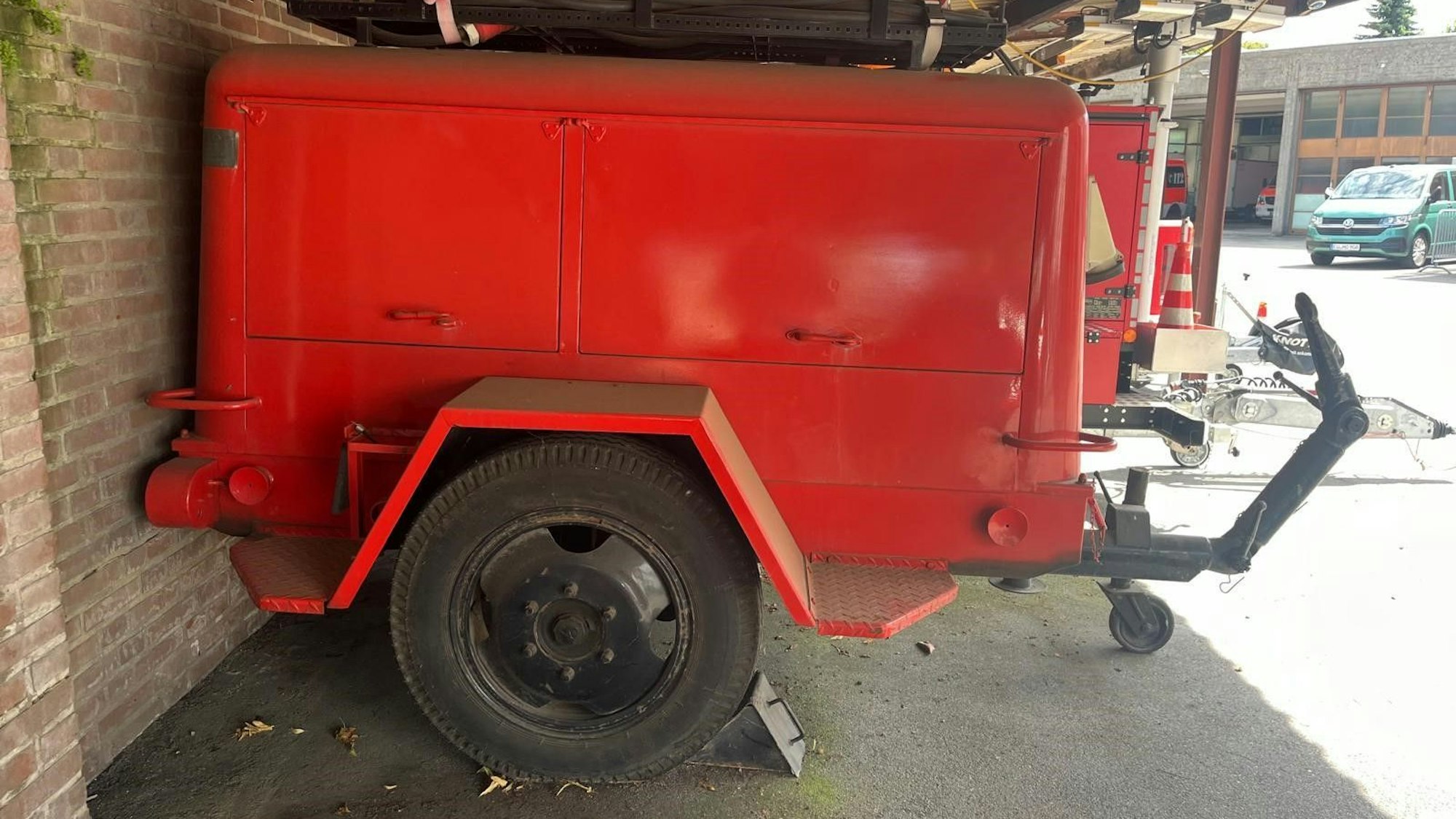 Ein rotes Notstromaggregat für die Ukraine.