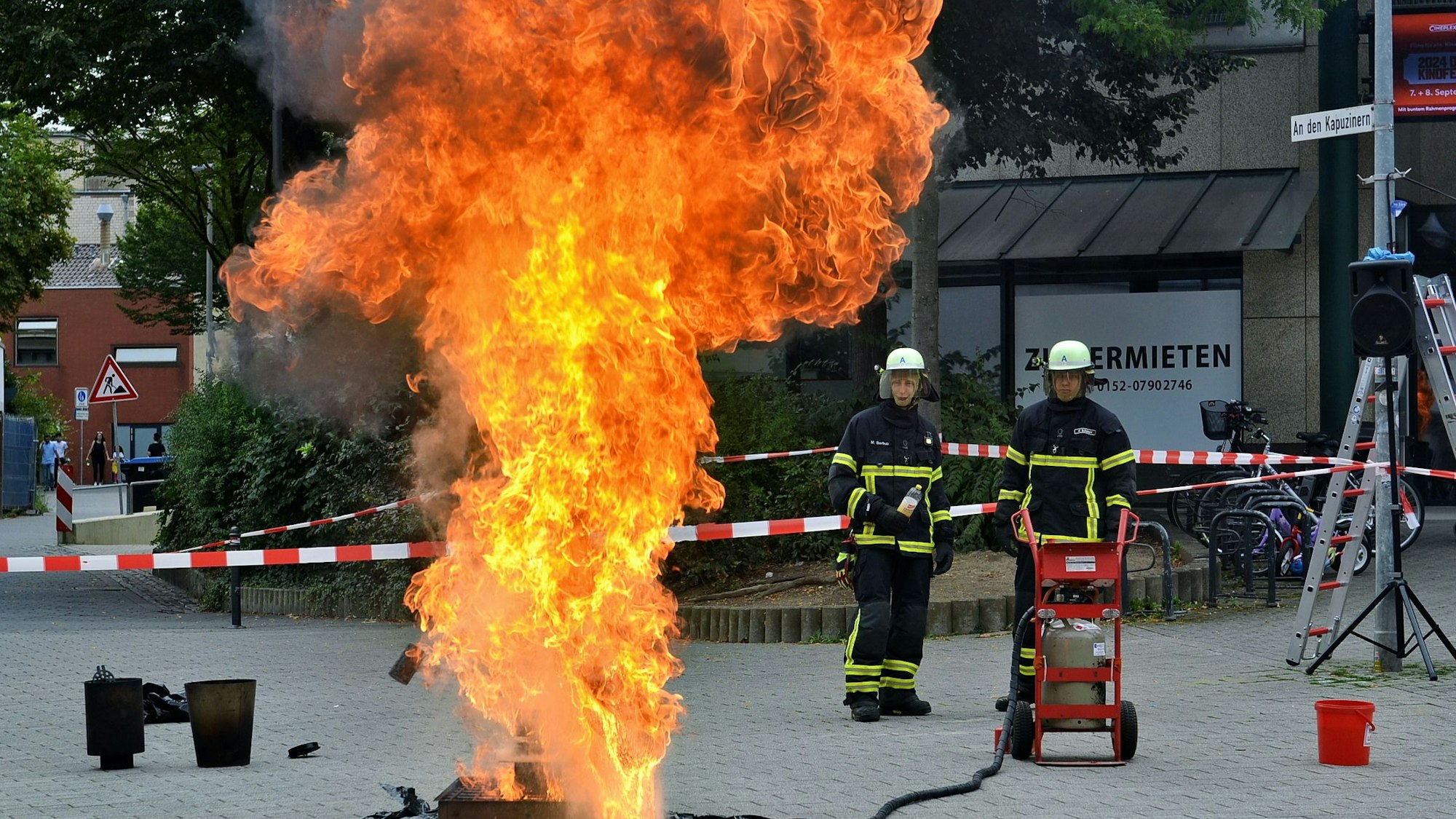 Bei einem Aktionstag in Euskirchen lösen Feuerwehrleute eine Fettexplosion aus. Die Stichflamme, die dabei entsteht, ist meterhoch.