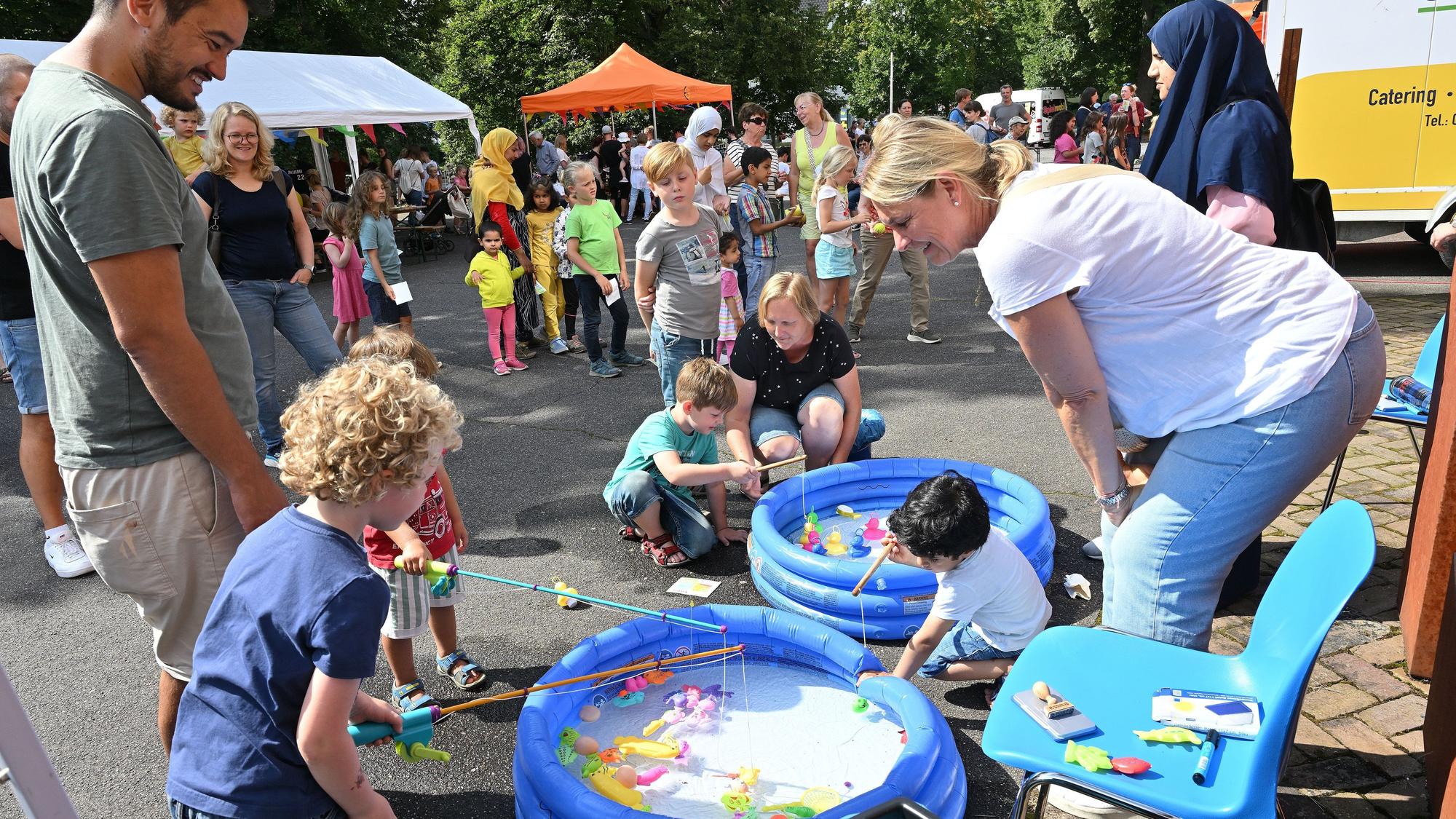 Beim Heidkamper Spielefest angeln Kinder in einem Plantschbecken.