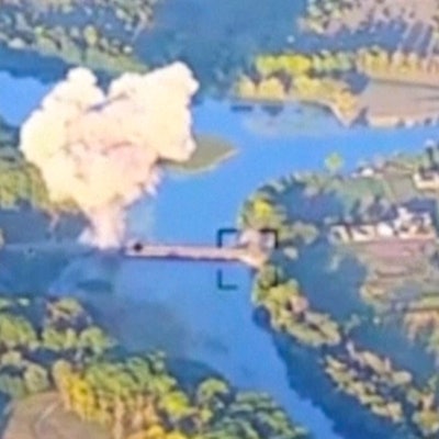 HANDOUT - 18.08.2024, Ukraine, Kursk: In diesem von den ukrainischen Streitkräftenam 18.08.2024 veröffentlichten Bild ist die Zerstörung einer wichtigen Brücke in der russischen Region Kursk zu sehen. Die ukrainische Luftwaffe hat nach der Zerstörung der wichtigsten Brücke über den Fluss Sejm im russischen Gebiet dort einen weiteren Treffer an einer zweiten Brücke gemeldet. Foto: Uncredited/Ukrainian Armed Force/AP/dpa - ACHTUNG: Nur zur redaktionellen Verwendung im Zusammenhang mit der aktuellen Berichterstattung und nur mit vollständiger Nennung des vorstehenden Credits +++ dpa-Bildfunk +++