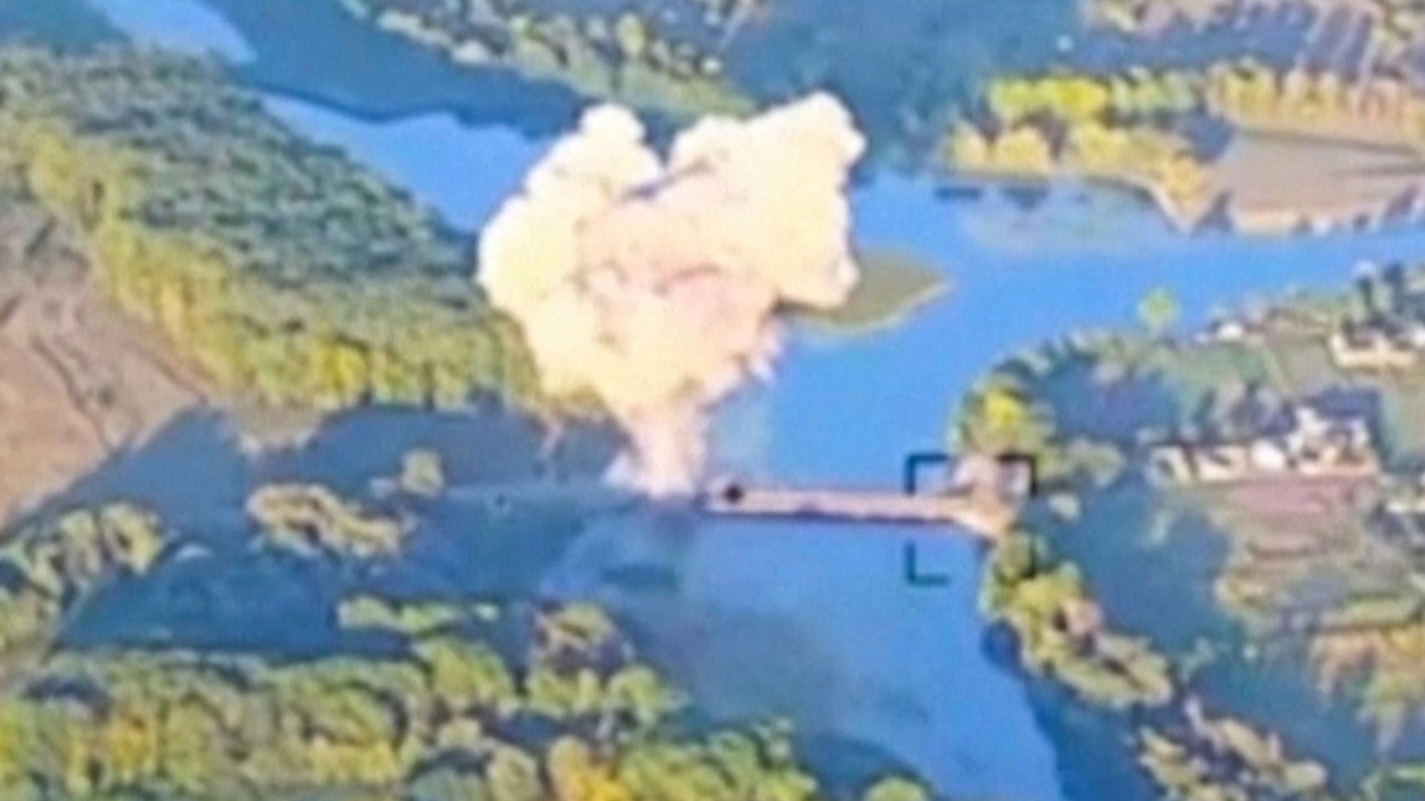 In diesem von den ukrainischen Streitkräftenam 18.08.2024 veröffentlichten Bild ist die Zerstörung einer wichtigen Brücke in der russischen Region Kursk zu sehen.