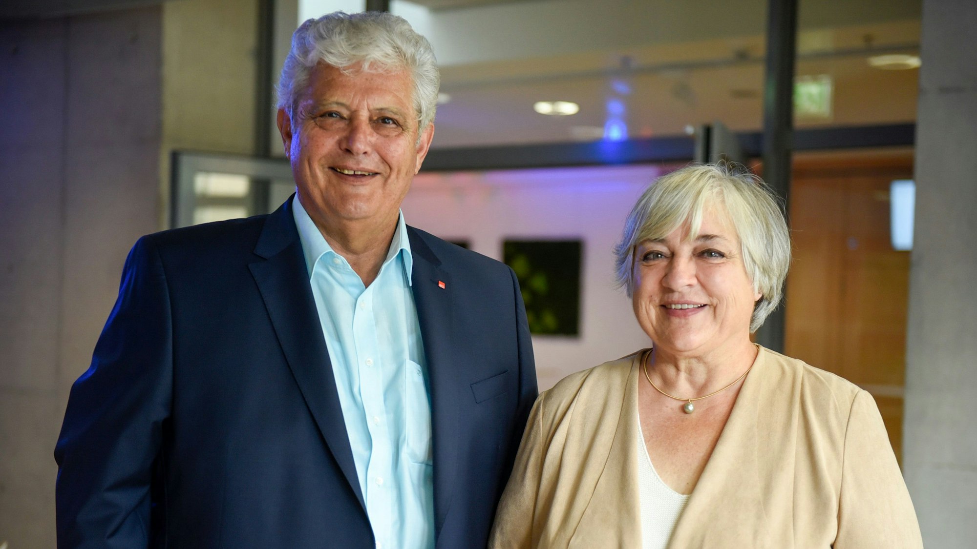 Eine Frau und ein Mann lächeln in die Kamera.