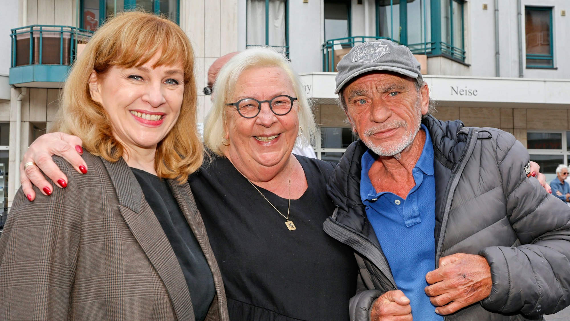 Die Künstler der Süper-Skultur Heike Haup (l.) und Anton Fuchs (r.) zusammen mit Hans Süpers letzten Ehefrau Lydia