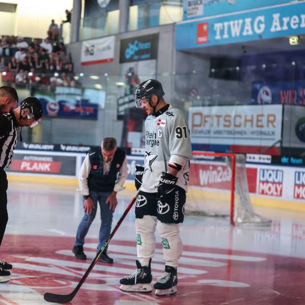 Haie-Kapitän Moritz Müller (r.) begutachtet das Loch im Eis; die Testpartie musste abgebrochen werden.