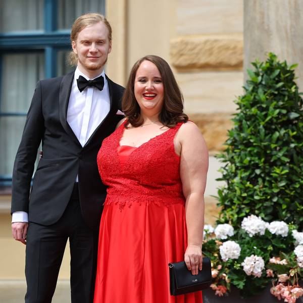 Ricarda Lang, Bundesvorsitzende von Bündnis 90/Die Grünen, und ihr Partner Florian Wilsch im Juli 2024 bei den Bayreuther Festspiele. Am 17. August hat das Paar geheiratet.