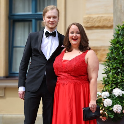 Ricarda Lang, Bundesvorsitzende von Bündnis 90/Die Grünen, und ihr Partner Florian Wilsch im Juli 2024 bei den Bayreuther Festspiele. Am 17. August hat das Paar geheiratet.