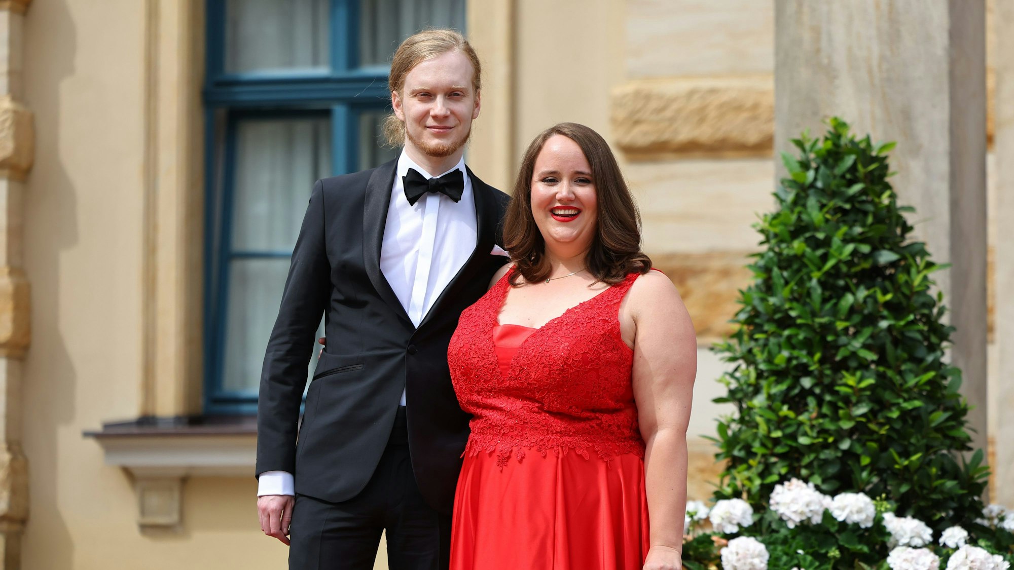Ricarda Lang, Bundesvorsitzende von Bündnis 90/Die Grünen, und ihr Partner Florian Wilsch im Juli 2024 bei den Bayreuther Festspiele. Am 17. August hat das Paar geheiratet.